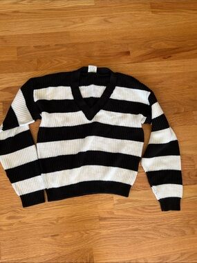 Vintage Go Nitty by AKM made in USA Black & White Striped V-Neck Women’s Sweater